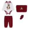 Conjunto bebé GUESS de 4 piezas con body de osito, pantalón, patucos y neceser