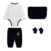 Conjunto bebé GUESS de 4 piezas con body de osito, pantalón, patucos y neceser