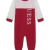 Pijama bebé GUESS con logotipo Pijama bebé GUESS de una pieza con logotipo y pies integrados