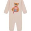 Pijama bebé GUESS enterizo con estampado de osito y pies integrados
