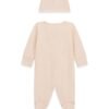 Set pijama bebé GUESS con gorrito de osito Set pijama bebé GUESS con pijama enterizo de osito y gorrito a juego