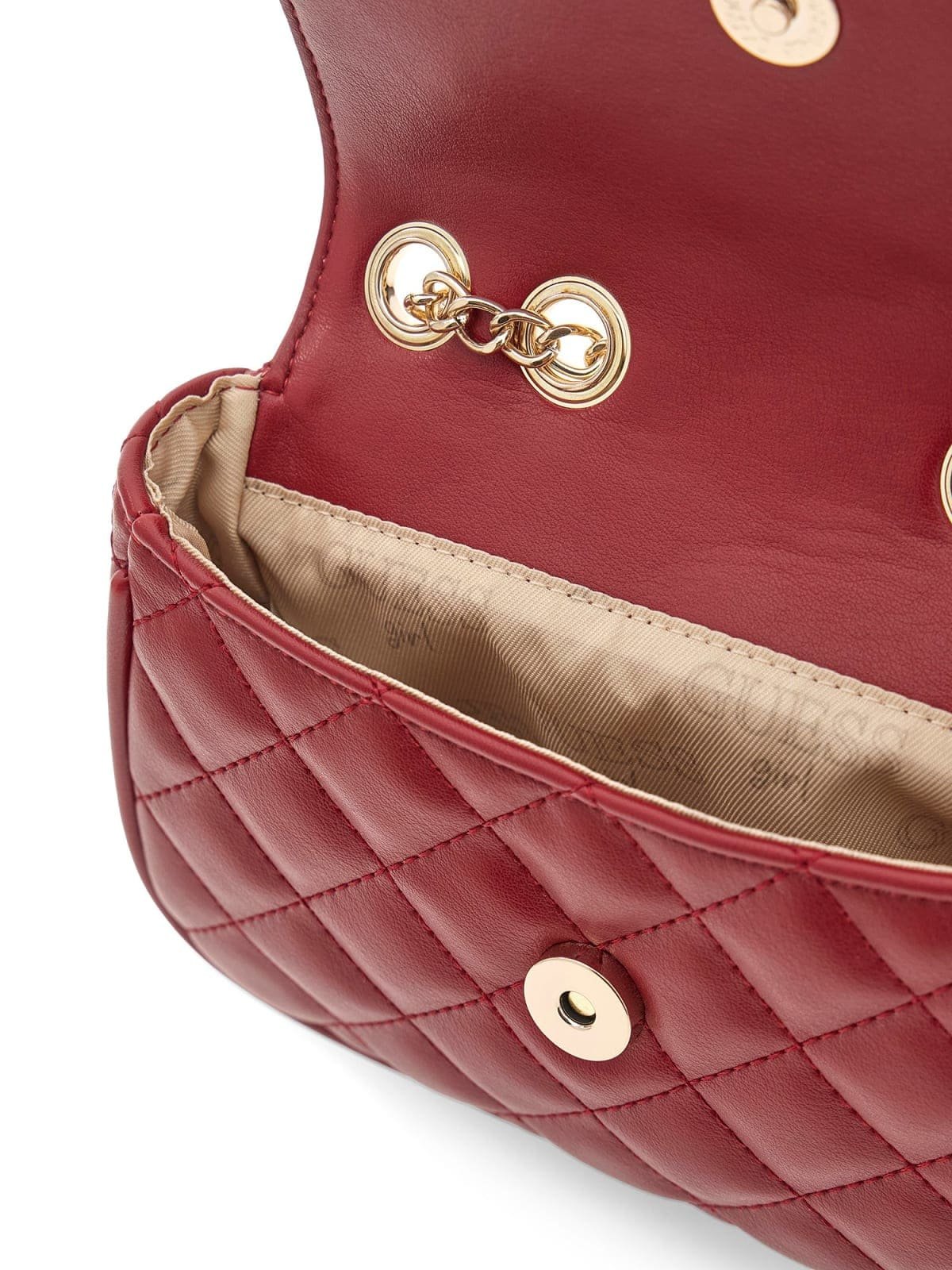 Bolso bandolera GUESS acolchado con rombos, solapa frontal, logotipo triangular y cadena dorada