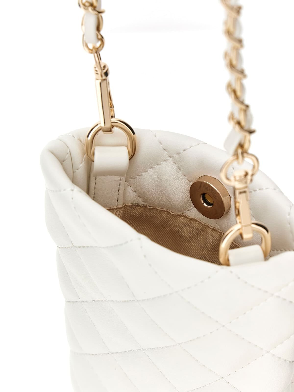 Portamóvil GUESS acolchado con motivo de rombos, logotipo metálico y correa de cadena dorada