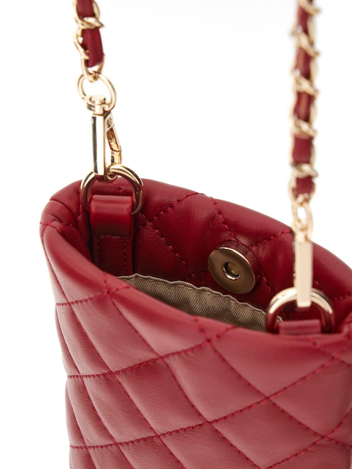Portamóvil GUESS acolchado con motivo de rombos, logotipo metálico y correa de cadena dorada