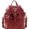 Mochila acolchada con solapa GUESS Mochila GUESS acolchada con rombos, solapa superior, logotipo triangular y bolsillo frontal con cremallera