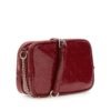 Bolso bandolera GUESS de charol acolchado con logotipos, correa de cadena y detalle metálico