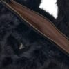 Bolso de mano GUESS de pelo sintético negro con logotipo triangular metálico y asas superiores