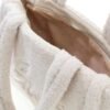 Bolso crema GUESS acolchado con logotipo bordado en relieve