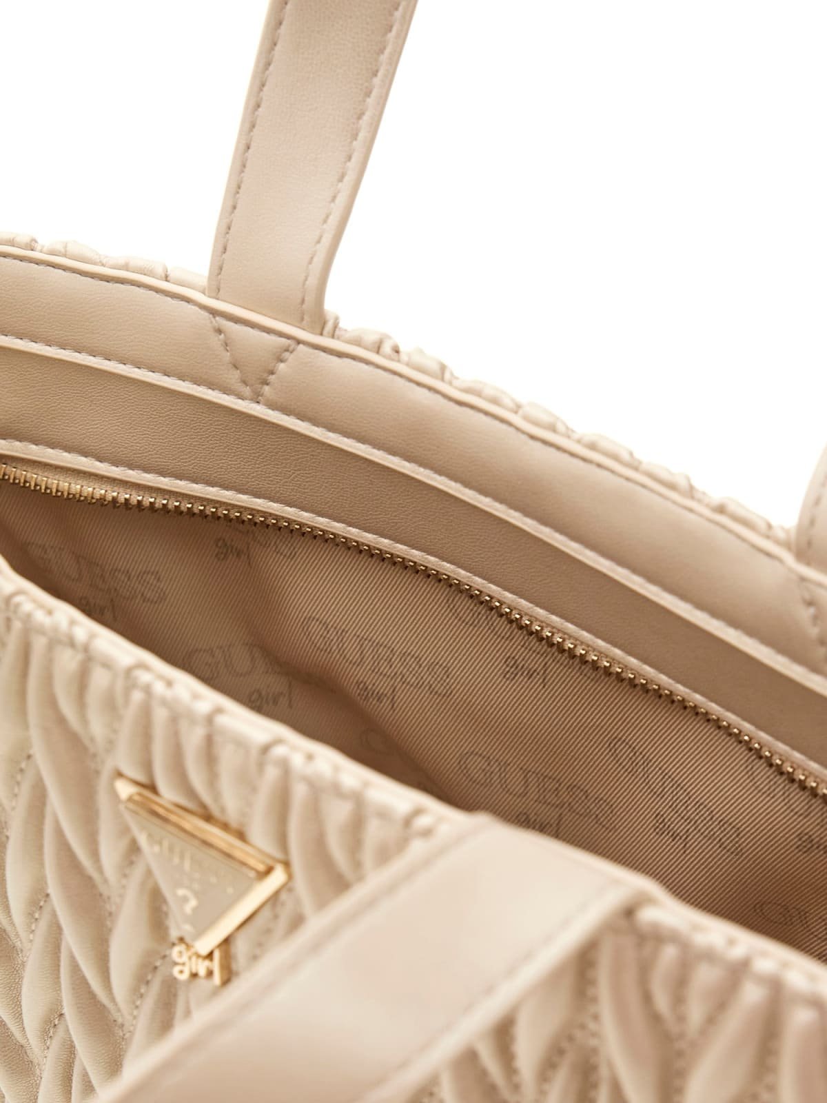 Bolso shopper GUESS grande con diseño acolchado fruncido, asas superiores y logotipo triangular metálico