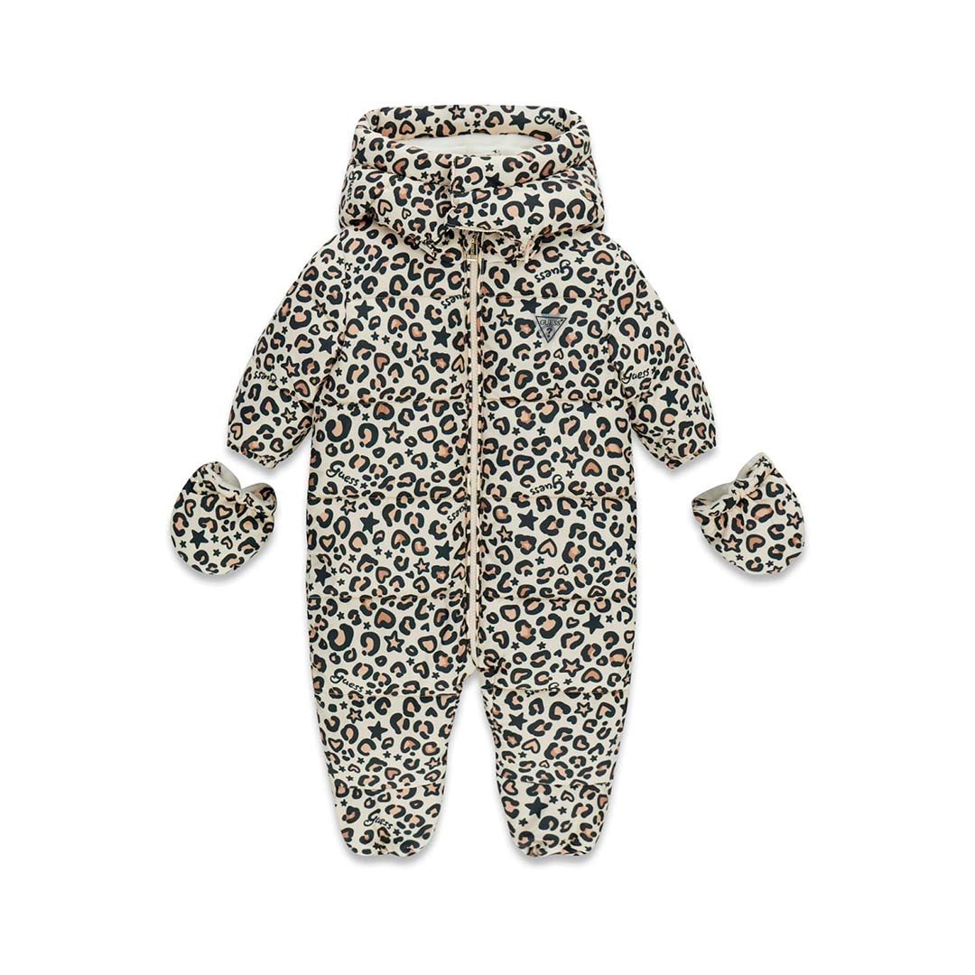 Buzo acolchado de bebé GUESS con estampado integral, capucha y manoplas a juego