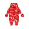 Buzo acolchado de bebé GUESS con estampado integral de logotipos, capucha y manoplas a juego
