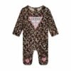 Pijama bebé GUESS con estampado de leopardo Pijama bebé GUESS enterizo con estampado de leopardo y logotipo
