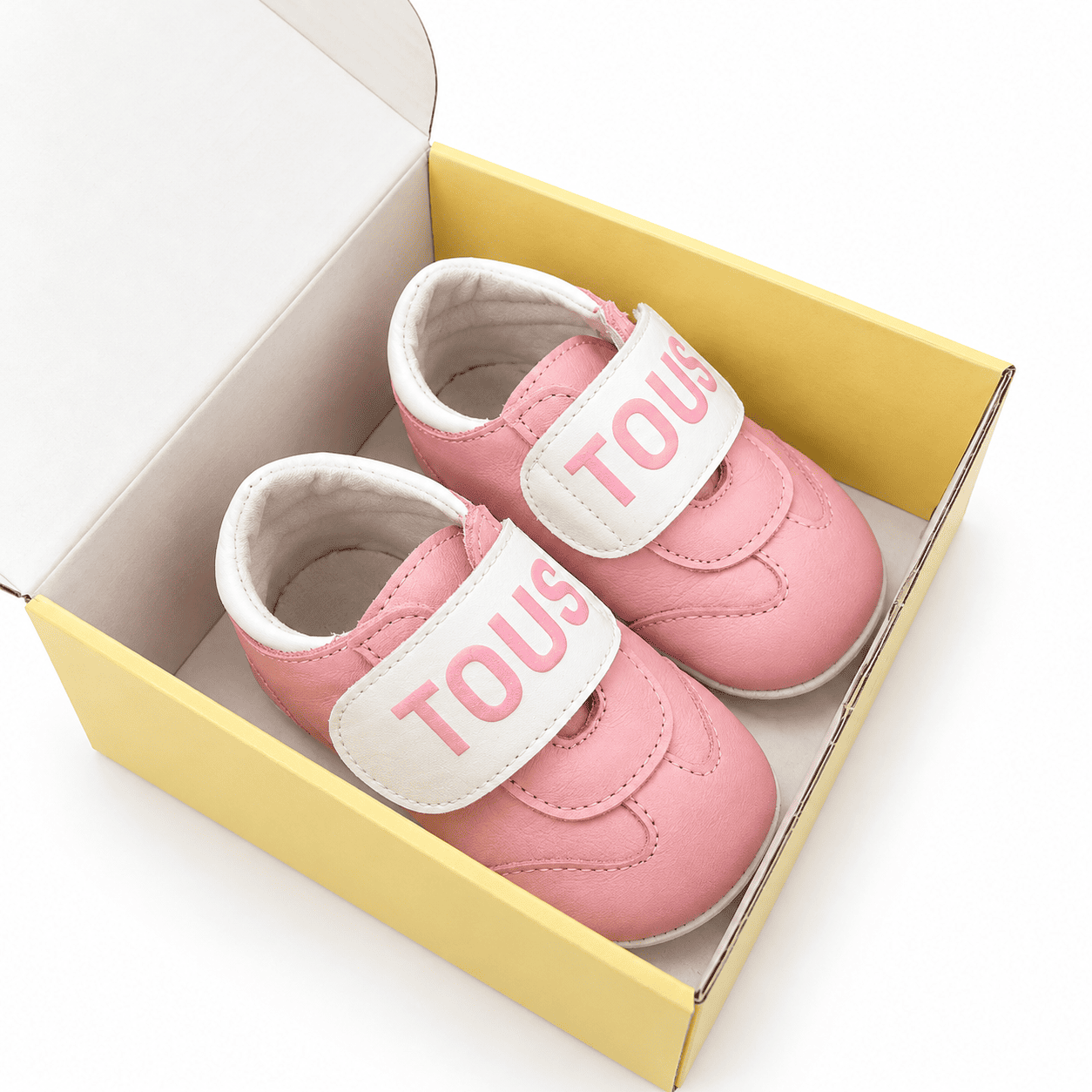 Patucos bebé TOUS con tira de velcro y logotipo frontal