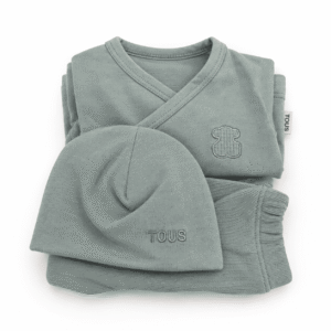 Set de pijama bebé TOUS con chaqueta cruzada, pantalón con pies integrados y gorro bordado